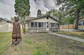 Cozy Prudenville Cabin Walk to Houghton Lake